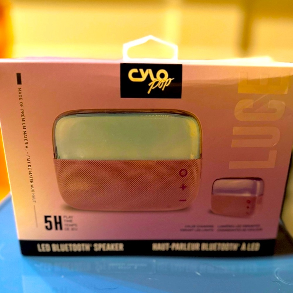 New in box LED Bluetooth Speaker. Great for Pool or Beach 🏖️